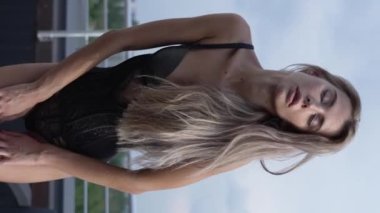 Bu stok dikey video seksi iç çamaşırlı genç bir kadını gösteriyor.