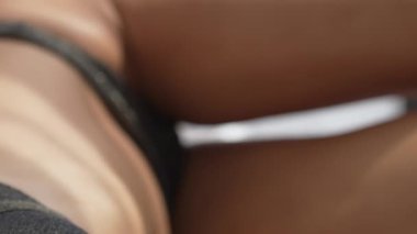 Bu stok dikey video seksi iç çamaşırlı genç bir kadını gösteriyor.