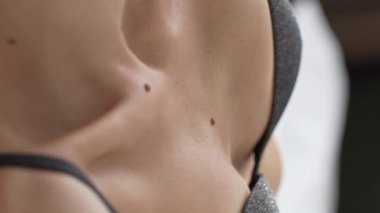 Bu stok dikey video seksi iç çamaşırlı genç bir kadını gösteriyor.