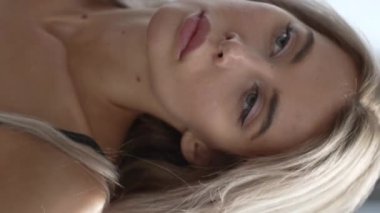 Bu stok dikey video seksi iç çamaşırlı genç bir kadını gösteriyor.