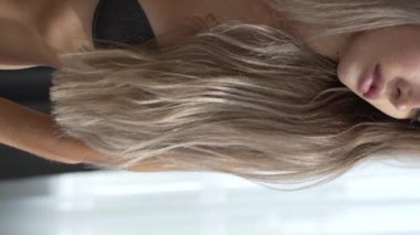 Bu stok dikey video seksi iç çamaşırlı genç bir kadını gösteriyor.