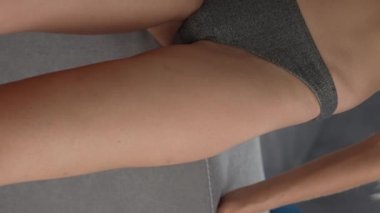 Bu stok dikey video seksi iç çamaşırlı genç bir kadını gösteriyor.