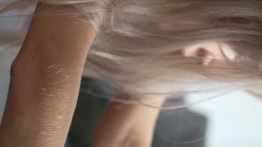 Bu stok dikey video seksi iç çamaşırlı genç bir kadını gösteriyor.