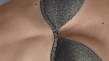 Bu stok dikey video seksi iç çamaşırlı genç bir kadını gösteriyor.
