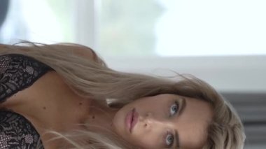 Bu stok dikey video seksi iç çamaşırlı genç bir kadını gösteriyor.