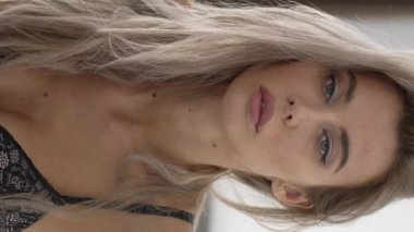 Bu stok dikey video seksi iç çamaşırlı genç bir kadını gösteriyor.