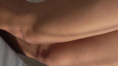 Bu stok dikey video seksi iç çamaşırlı genç bir kadını gösteriyor.