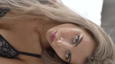 Bu stok dikey video seksi iç çamaşırlı genç bir kadını gösteriyor.