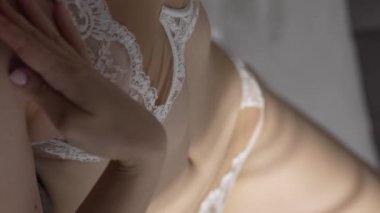 Bu borsa videosu erotik seksi iç çamaşırlı bir kızı gösteriyor.