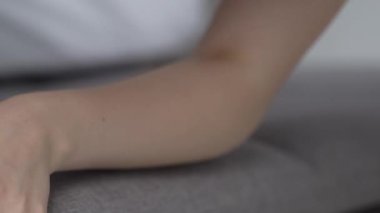 Bu borsa videosu erotik seksi iç çamaşırlı bir kızı gösteriyor.