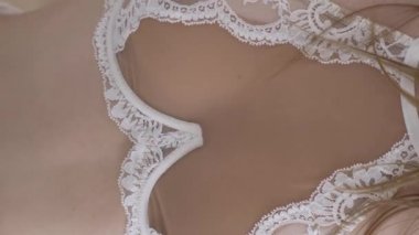 Bu borsa videosu erotik seksi iç çamaşırlı bir kızı gösteriyor.