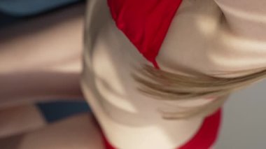 Bu borsa videosu erotik seksi iç çamaşırlı bir kızı gösteriyor.
