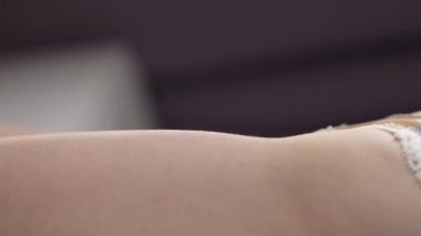 Bu borsa videosu erotik seksi iç çamaşırlı bir kızı gösteriyor.