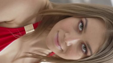 Bu borsa videosu erotik seksi iç çamaşırlı bir kızı gösteriyor.