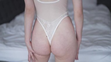 Bu video seksi iç çamaşırlı güzel bir kadını gösteriyor.