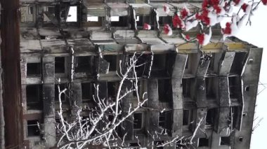 Bu dikey stok video, Ukrayna, Borodyanka 'da kışın yıkılan bir binayı gösteriyor.