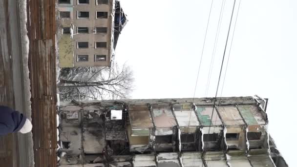 Denna Vertikala Stock Video Visar Krigshärjad Byggnad Borodyanka Ukraina Vintern — Stockvideo