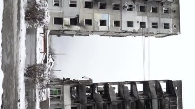 Bu dikey stok video, Ukrayna, Borodyanka 'da kışın yıkılan bir binayı gösteriyor.