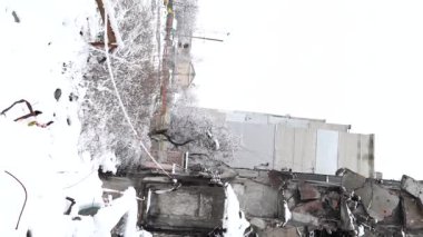 Bu dikey stok video, Ukrayna, Borodyanka 'da kışın yıkılan bir binayı gösteriyor.