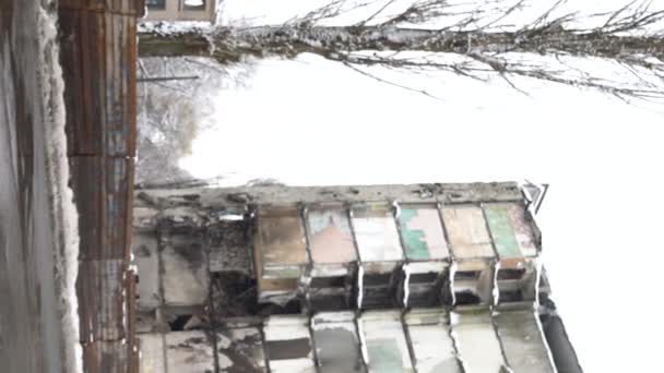 Dikey Stok Video Ukrayna Borodyanka Kışın Yıkılan Bir Binayı Gösteriyor — Stok video