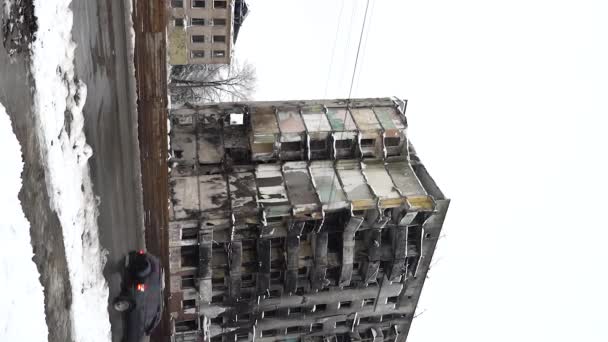 Toto Vertikální Video Ukazuje Válkou Poničenou Budovu Ukrajinské Borodyance Zimě — Stock video