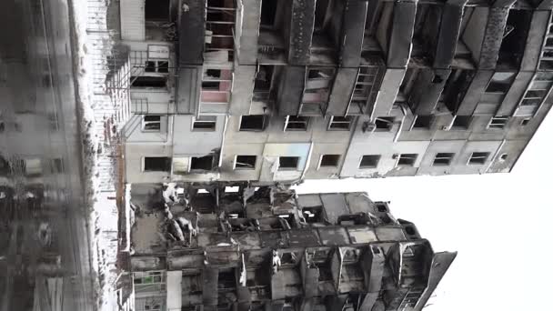 这个垂直的库存视频显示了冬季乌克兰博罗丹卡一座被战争摧毁的建筑 — 图库视频影像