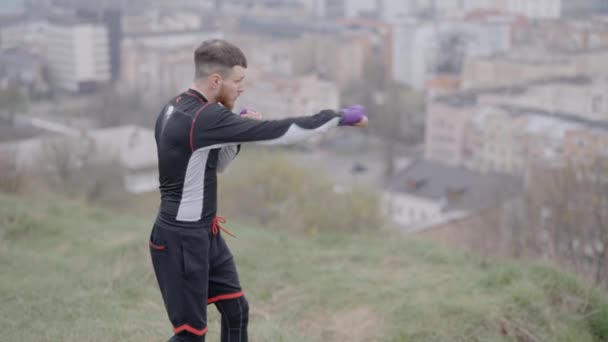 Boxerul Masculin Este Implicat Antrenamente Sportive Aer Liber Oraș Mișcare — Videoclip de stoc