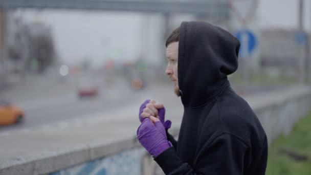 Чоловічий Боксер Займається Спортом Відкритому Повітрі Місті Повільний Рух — стокове відео