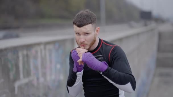 Boxer Treibt Sport Freien Der Stadt Zeitlupe — Stockvideo