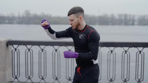 Muž Boxer Zabývá Sportovním Tréninkem Venku Městě Zpomalení — Stock video
