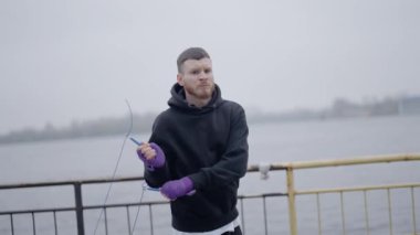 Erkek boksör şehirde spor eğitimi alıyor, ağır çekimde.