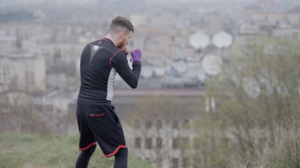 Man Bokser Bezig Met Sport Training Buiten Stad Slow Motion — Stockvideo