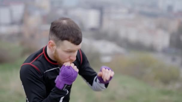 Erkek Boksör Şehirde Spor Eğitimi Alıyor Ağır Çekimde — Stok video