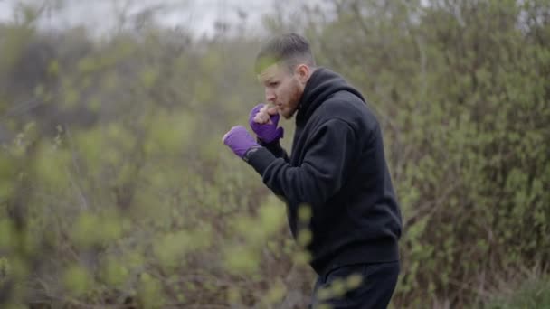 Boxeador Masculino Dedica Entrenamiento Deportivo Aire Libre Ciudad Cámara Lenta — Vídeos de Stock
