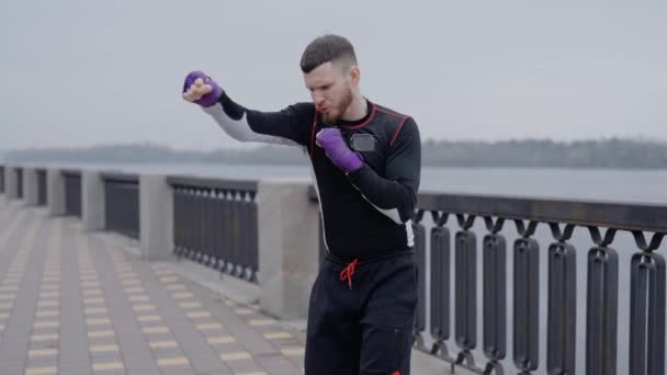 Boxeur Masculin Est Engagé Dans Entraînement Sportif Plein Air Dans — Video