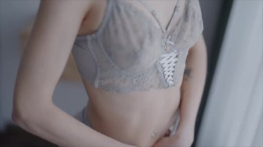 Bu yavaş çekim videosu, 8 bin dolarlık seksi iç çamaşırlı güzel bir kadını gösteriyor.