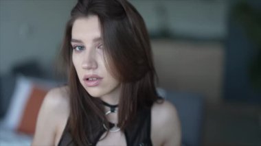 Bu yavaş çekim videosu, 8 bin dolarlık seksi iç çamaşırlı güzel bir kadını gösteriyor.