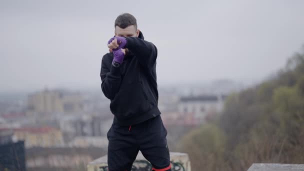 Boxer Masculino Está Envolvido Treinamento Esportivo Livre Cidade Câmera Lenta — Vídeo de Stock