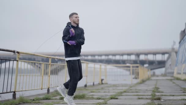 Muž Boxer Zabývá Sportovním Tréninkem Venku Městě Zpomalení — Stock video
