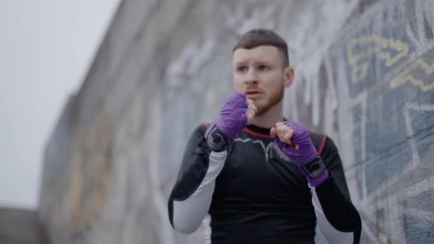 Чоловічий Боксер Займається Спортом Відкритому Повітрі Місті Повільний Рух — стокове відео