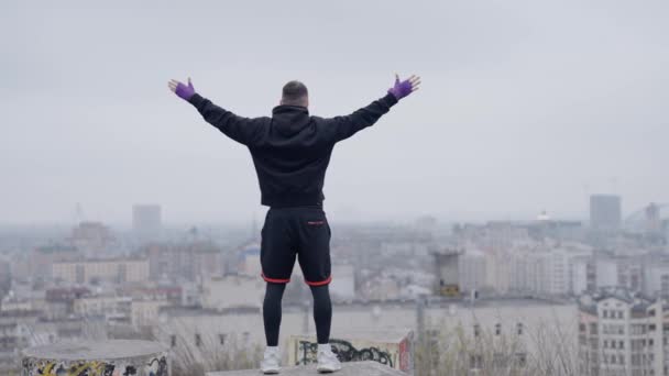 Mand Bokser Engageret Sport Træning Udendørs Byen Slow Motion – Stock-video