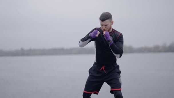 Boxeador Masculino Dedica Entrenamiento Deportivo Aire Libre Ciudad Cámara Lenta — Vídeo de stock