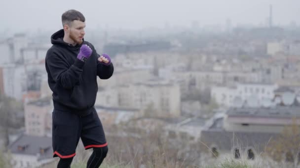Boxer Treibt Sport Freien Der Stadt Zeitlupe — Stockvideo