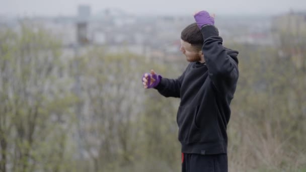 Erkek Boksör Şehirde Spor Eğitimi Alıyor Ağır Çekimde — Stok video