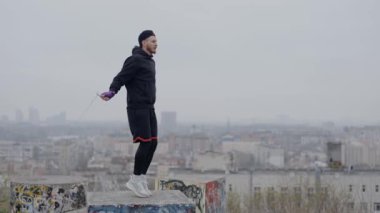 Erkek boksör şehirde spor eğitimi alıyor, ağır çekimde.