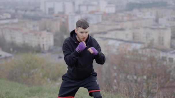 男子拳击手在城市的室外进行运动训练 动作缓慢 — 图库视频影像