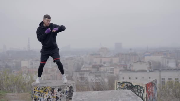 Boxer Masculino Está Envolvido Treinamento Esportivo Livre Cidade Câmera Lenta — Vídeo de Stock