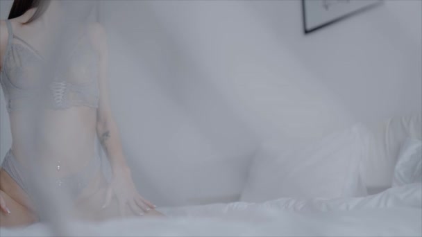 このストックスローモーションビデオは 8Kでセクシーなランジェリーの美しい女性を示しています — ストック動画