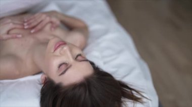 Bu yavaş çekim videosu, 8 bin dolarlık seksi iç çamaşırlı güzel bir kadını gösteriyor.