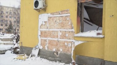 Bu video, Gostomel, Ukrayna 'daki Banksy grafitisinin 8K çözünürlüğündeki çalınmasından sonraki suç mahallini gösteriyor.